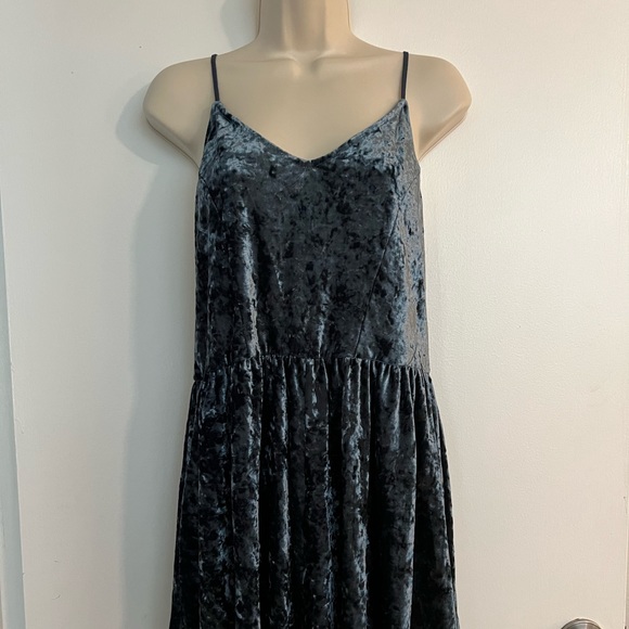 Crushed Velvet Shorts Romper - Picture 4 of 11